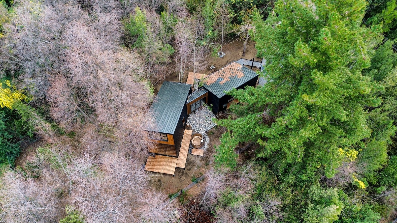Vista aérea de Vilches House integrada al bosque